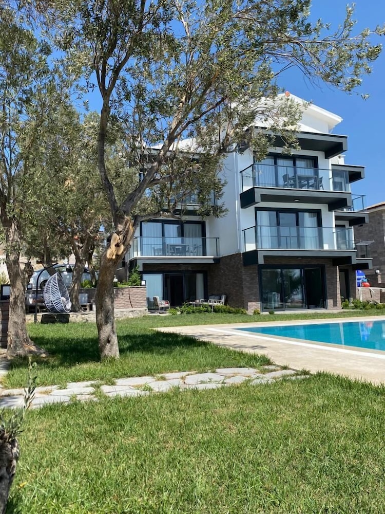 Assos Luna Houses