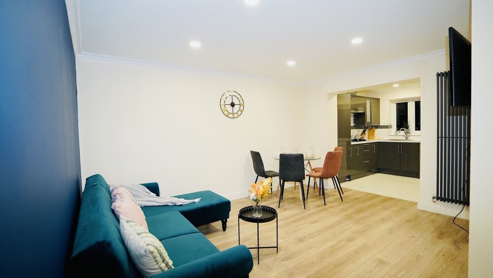 One Bedroom Spacious Apt With Garden & Free Parking