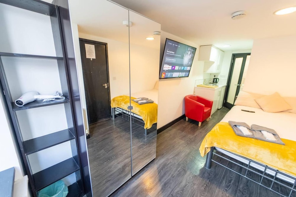 Cosy Studio Close to UOB and QE!