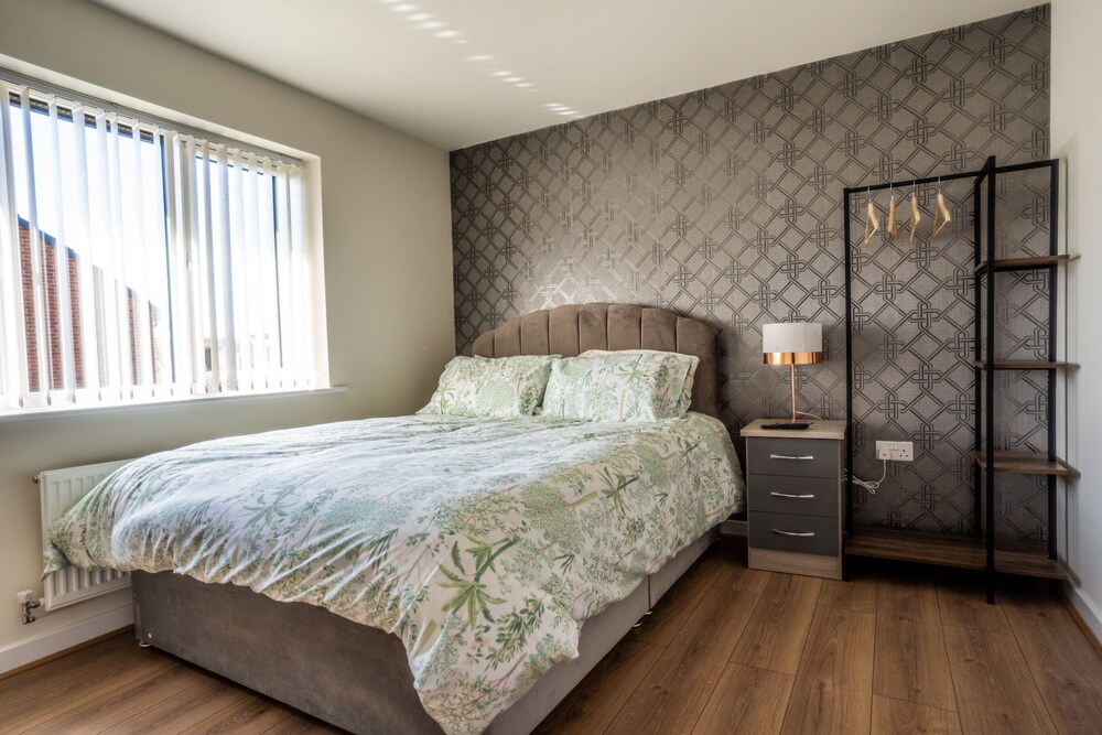 Stunning 2-bed House in Manchester With Canal View