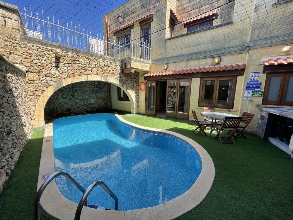 Tac-Cikkarell Farmhouse