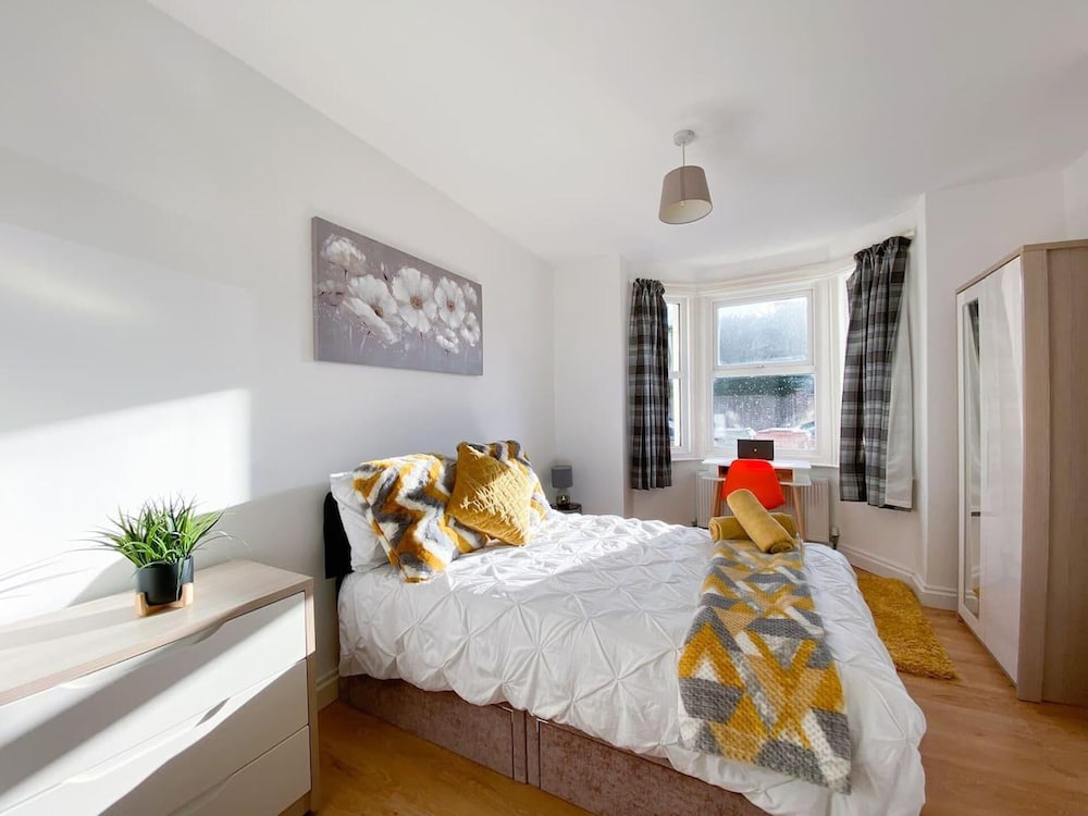 Central 4-bed House in Reading