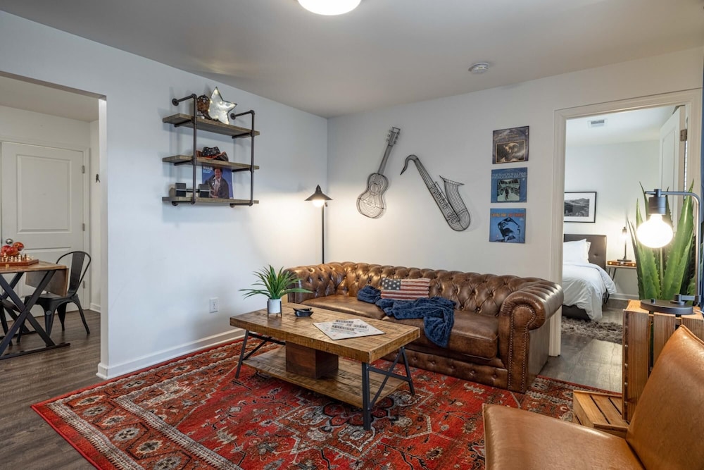 Close To Music Row Touchless 4bd Apartment