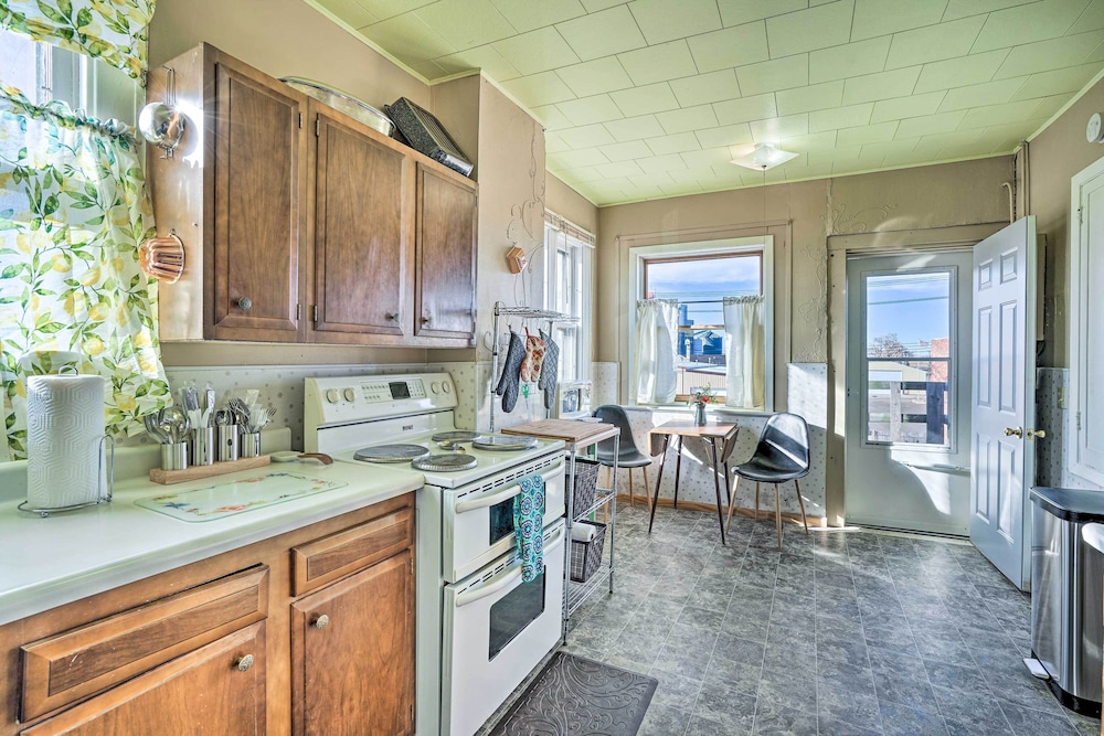 Pet-friendly Downtown Hettinger Apt w/ Yard!