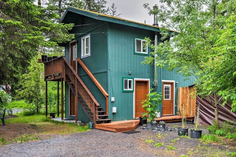 Seward Studio w/ Deck, Outdoor Dining & Mtn Views!