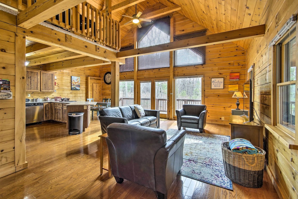 Comfortable Log Home ~ 4 Miles to Shenandoah River