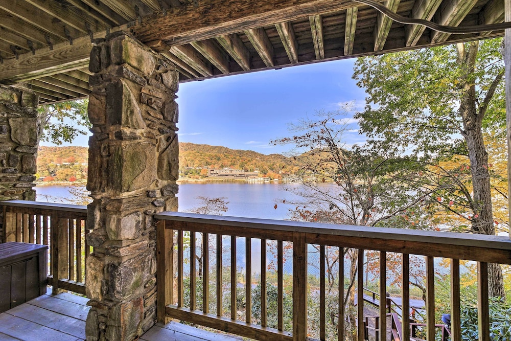 Lake View Apartment w/ Community Amenities