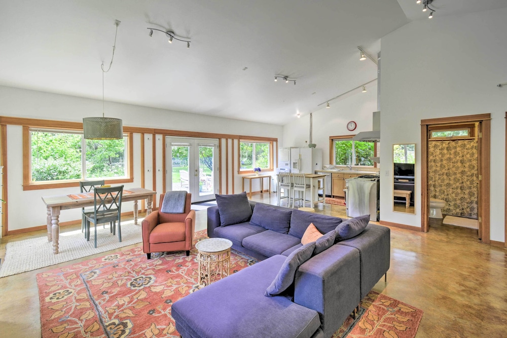 Updated Vashon Island Studio w/ Yard & Ponds!
