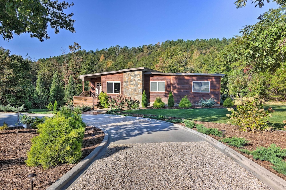 Beautiful Rutherfordton Retreat w/ Fire Pit!