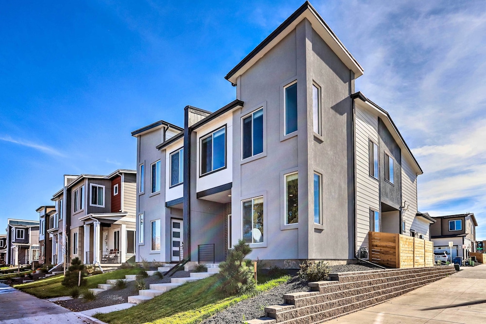 Commerce City Townhome ~ 6 Mi to Dtwn Denver!