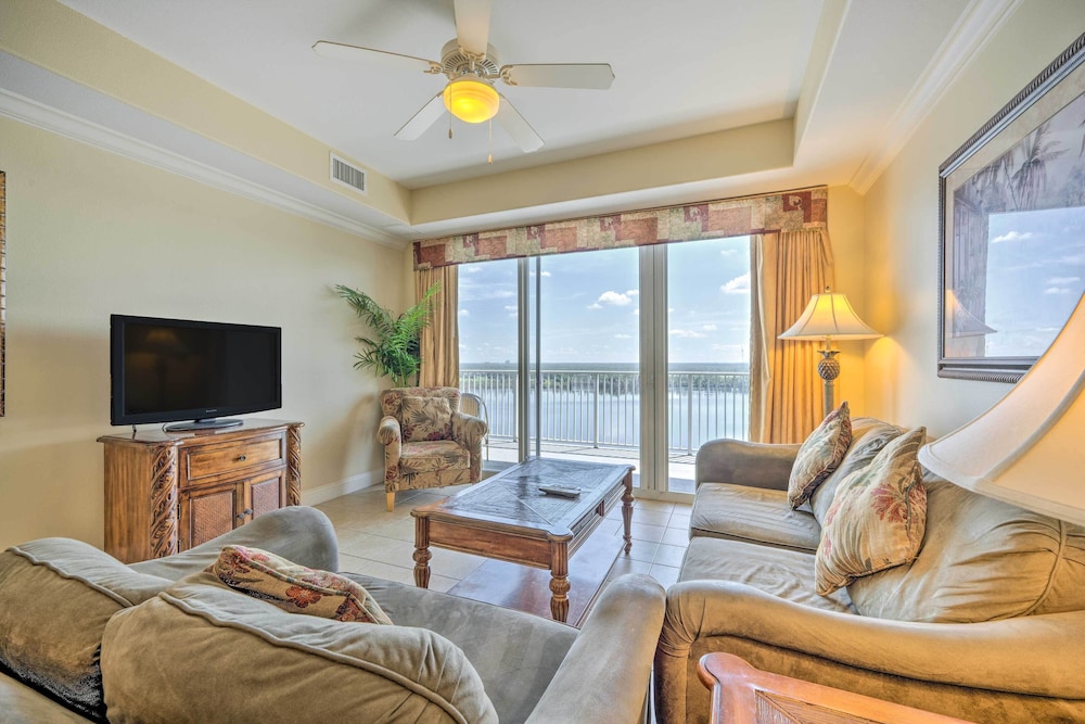 Orlando Retreat w/ Balcony ~ 1 Mi to Disney!