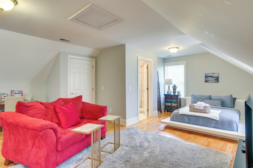 Simplistic Summerville Studio ~ 4 Mi to Dtwn!