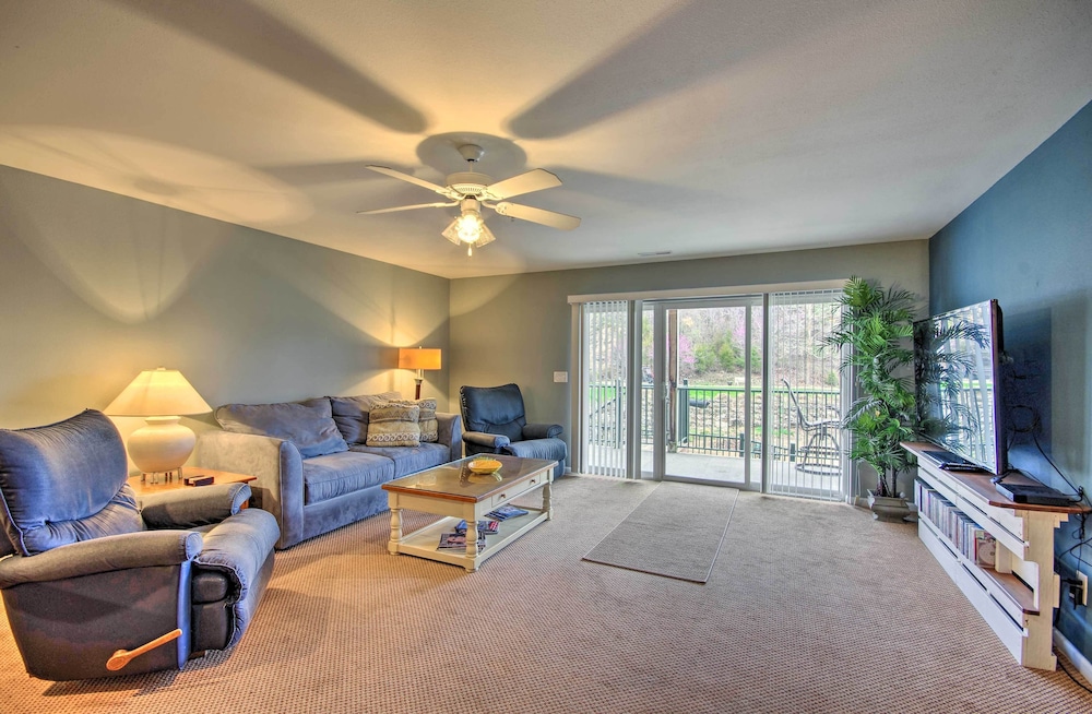 Spacious Lakefront Condo w/ Community Pools!