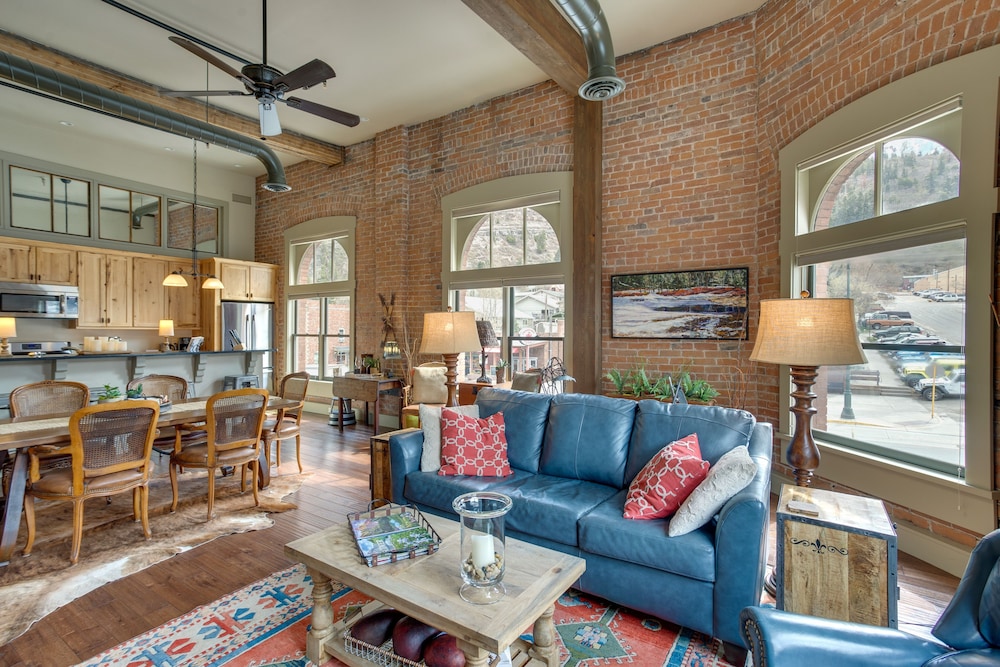 Updated Rustic-chic Condo on Ouray's Main Street!