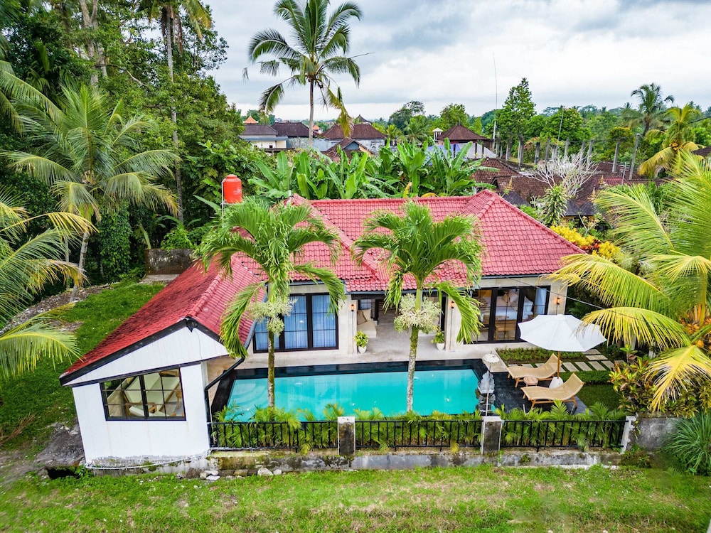 Rumah villa by EVDEkimi