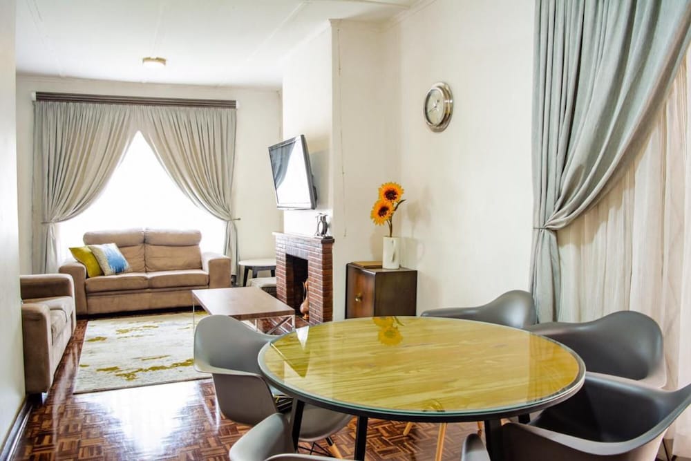 Modern 3 Bedroomed Guesthouse in Pardonhurst - 2037
