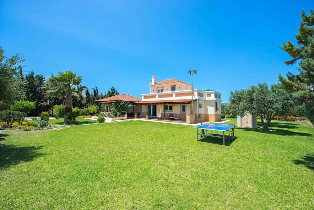 Stunning 5-bed Villa in Gennadi!