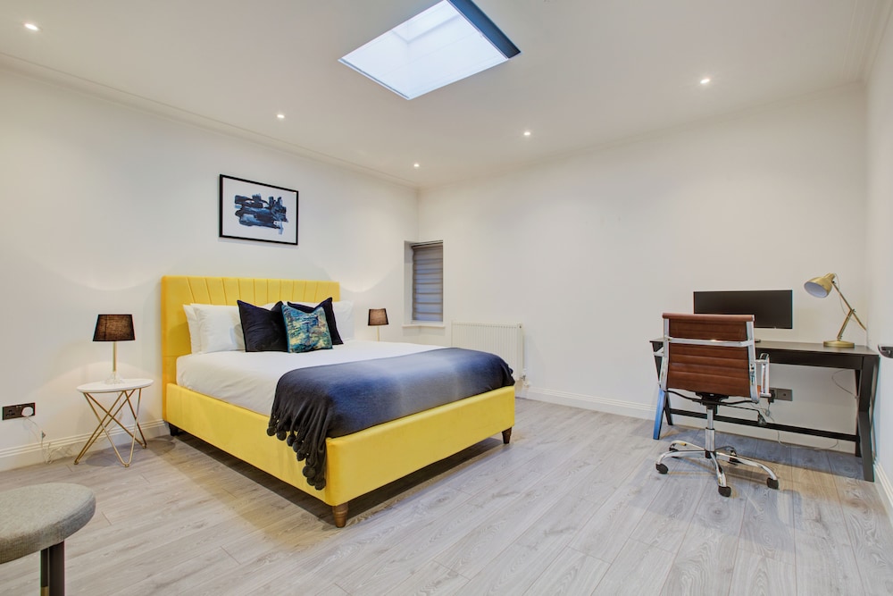 672 Fulham Rd.