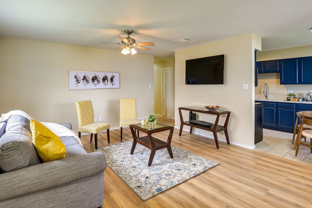 Waxahachie Townhome w/ Fire Pit - Near Downtown!