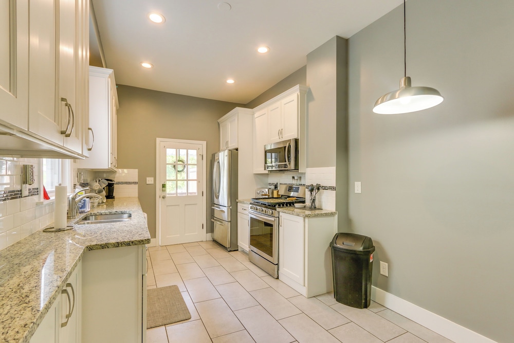 Cozy Maryland Abode - Gas Grill, Near Devils Den!