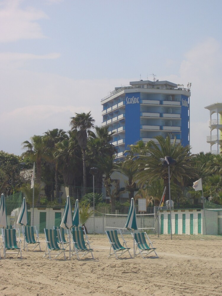 Holiday apartment, large, covered balcony, by the sea, air conditioning, parking 
