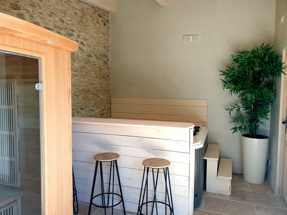 Modern farmhouse in Uzés, heated swimming pool, sauna jacuzzi and gym