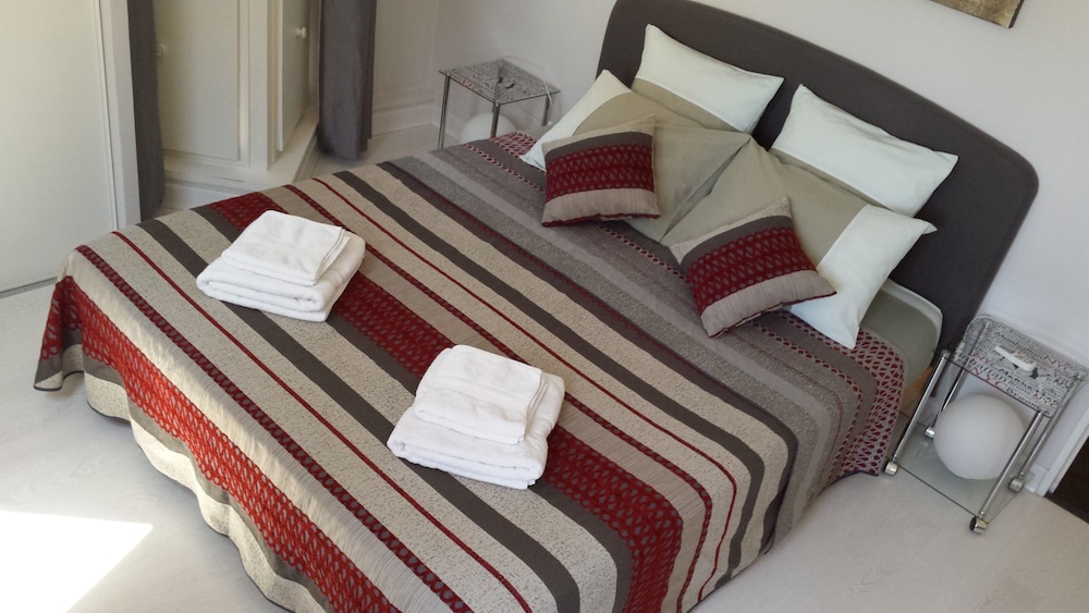 FURNISHED 2 BEDROOM APARTMENT MONTPELLIER ANTIGONE