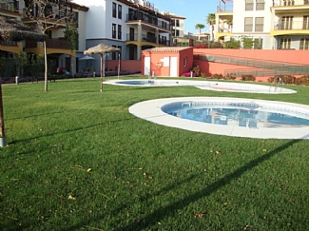 Superbly Positioned Apartment with wifi Metres From Adult & Children's Pools