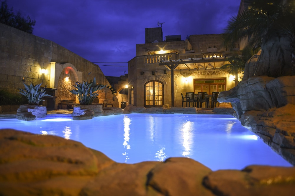 300 year old farmhouse fully converted to Very High Standards with Lagoon Pool