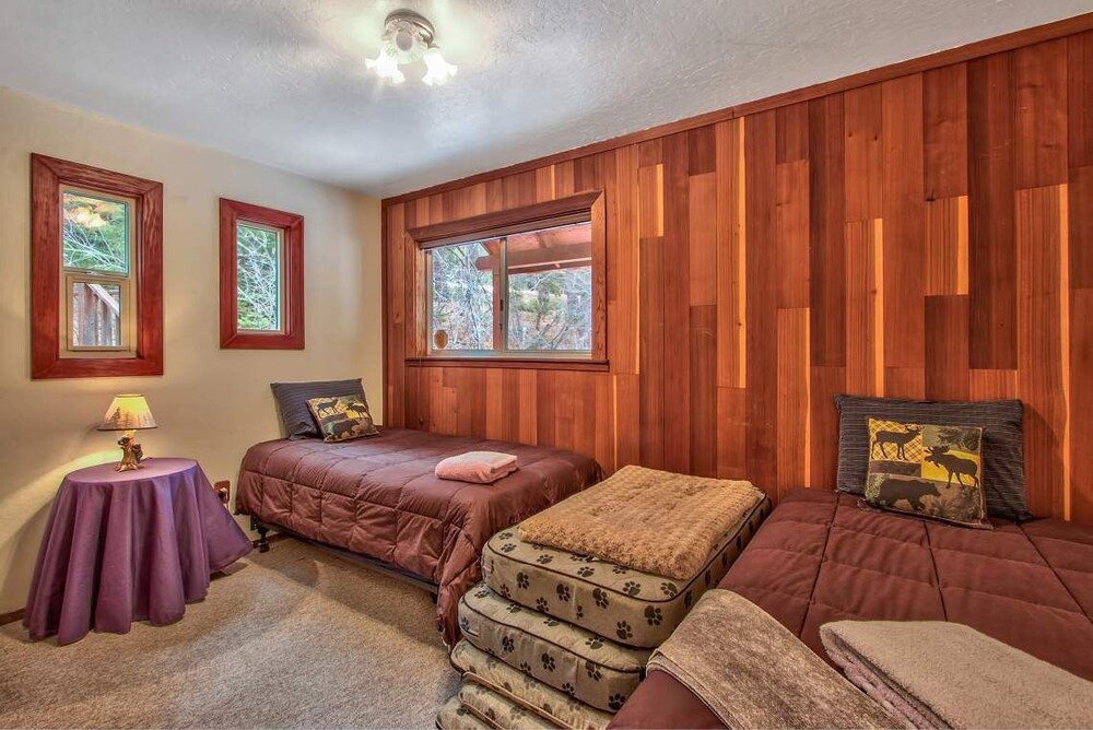 Three Bedroom Chalet Surrounded By Forest and Near Golf Course