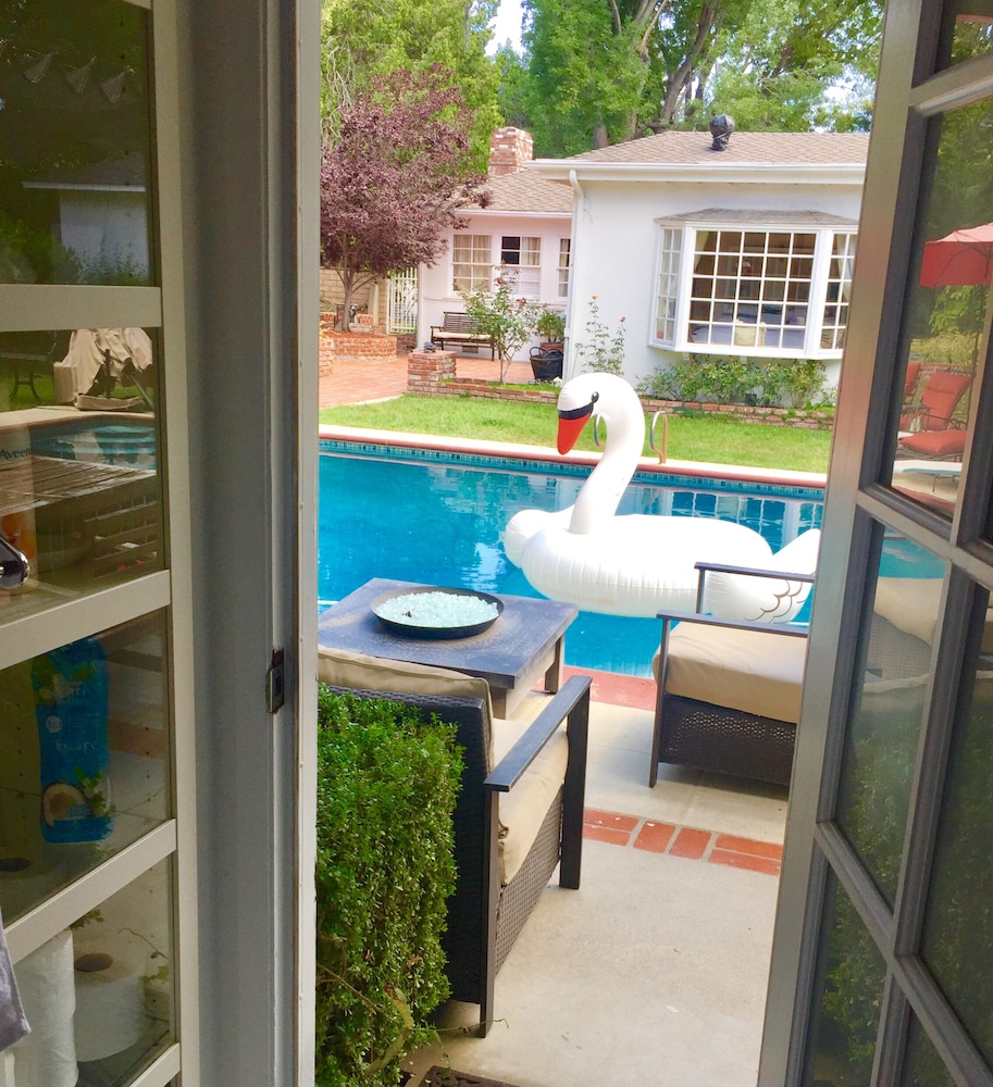 Poolhouse Oasis •2BD/1BA•Spa•BBQ•Firepit•24/7 Contact Free Private Entry•Laundry