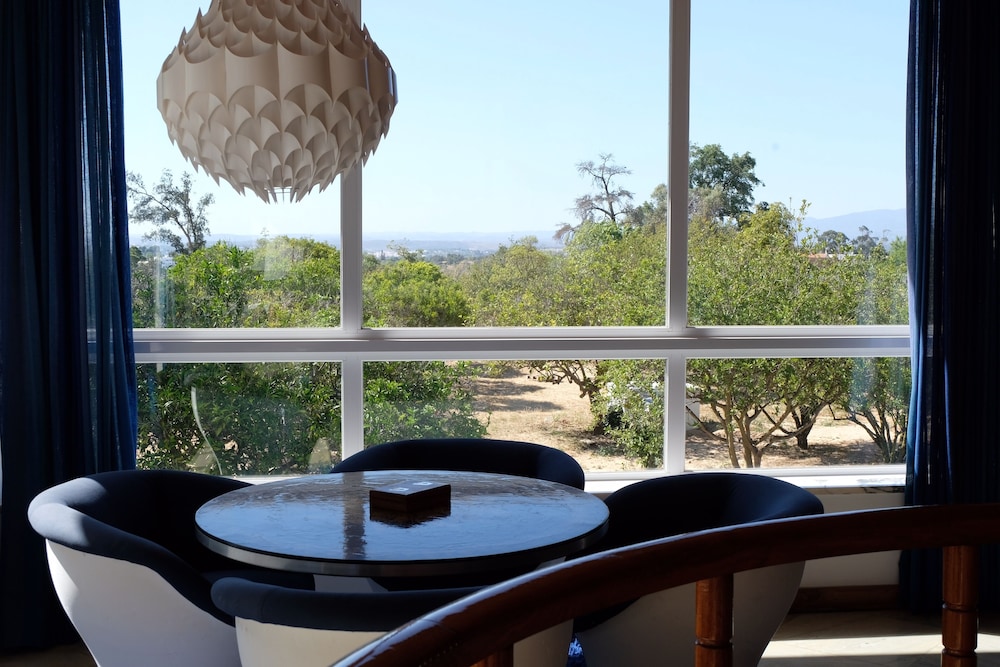 Villa with 7 rooms, swimming pool, tennis court and garden