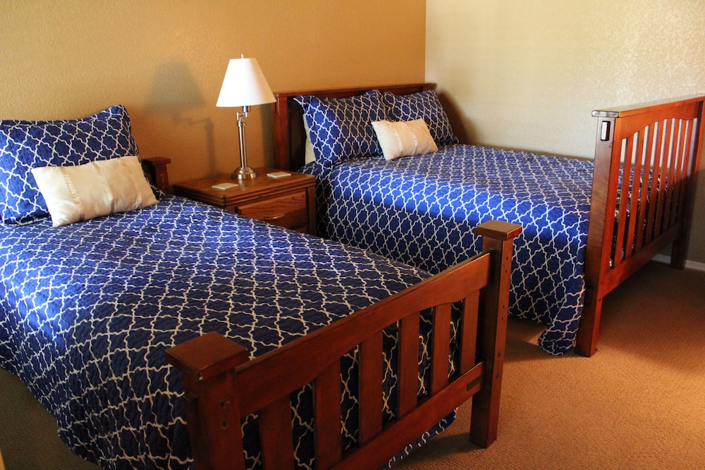 LUXURY CONDO-  Heated Pool, Hot Tub, Sauna, Fitness Center, Wifi, BBQ