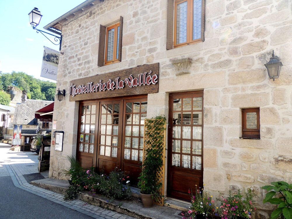 LOGIS L'HOSTELLERIE DE LA VALLEE