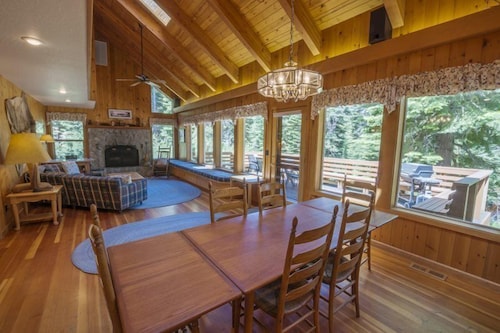 Eagles`s Eyrie House 5 Bedroom Home