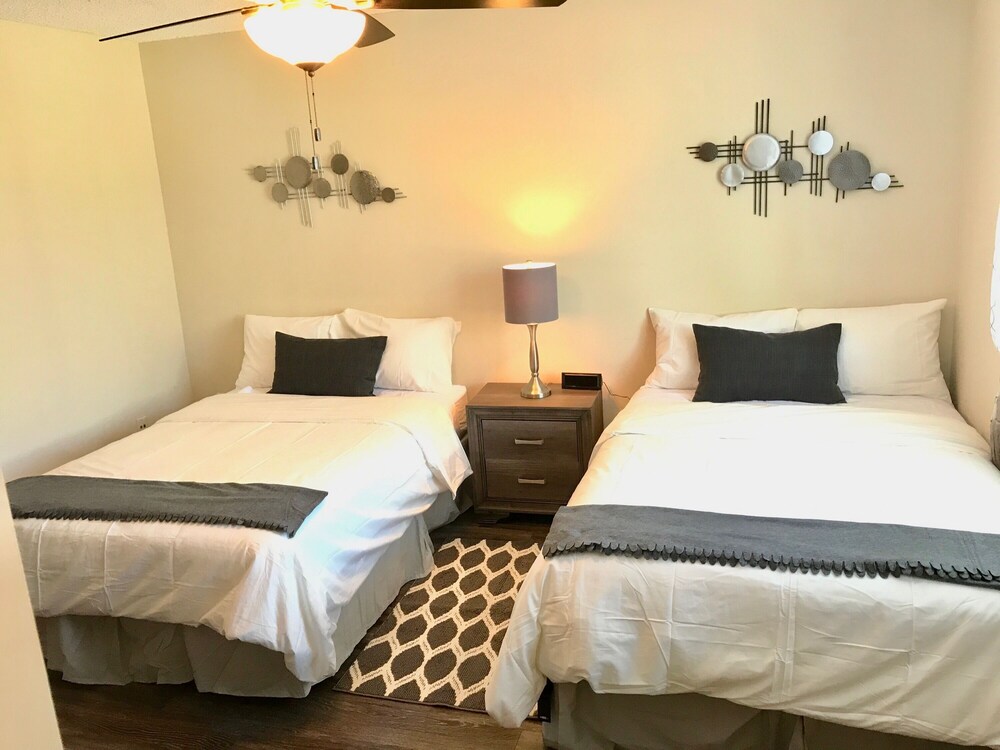 2/2 Sleeps 7 Walk to Sawgrass Mall/BB&T Center/10min from Airport 15min from MIA