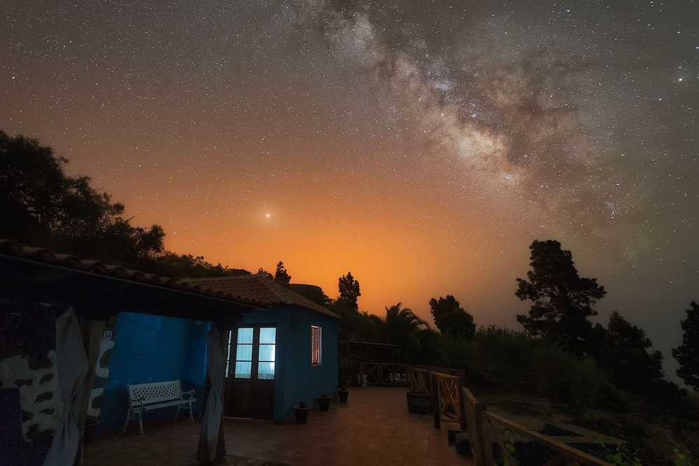 La Somadita Tinizara, an intimate Canarian house with views of the sea and the mountains. 