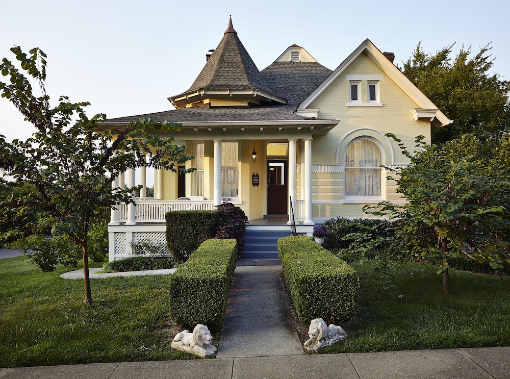 1501 Linden Manor Bed and Breakfast