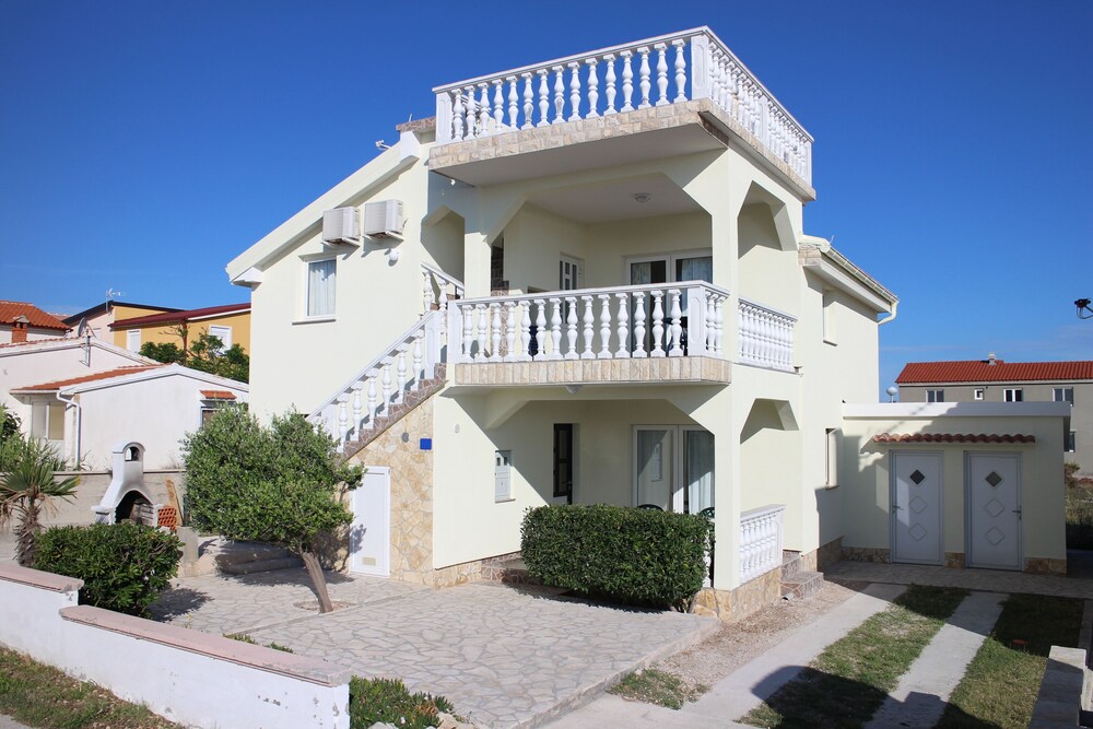 Beautiful villa on the island of Vir, 40m from the sea - 1. floor
