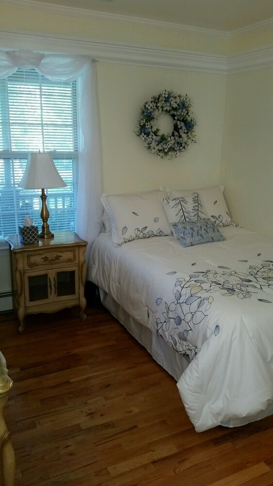 Beautiful North Fork Vacation Home - Wineries, Beaches, Waterpark, Dining.