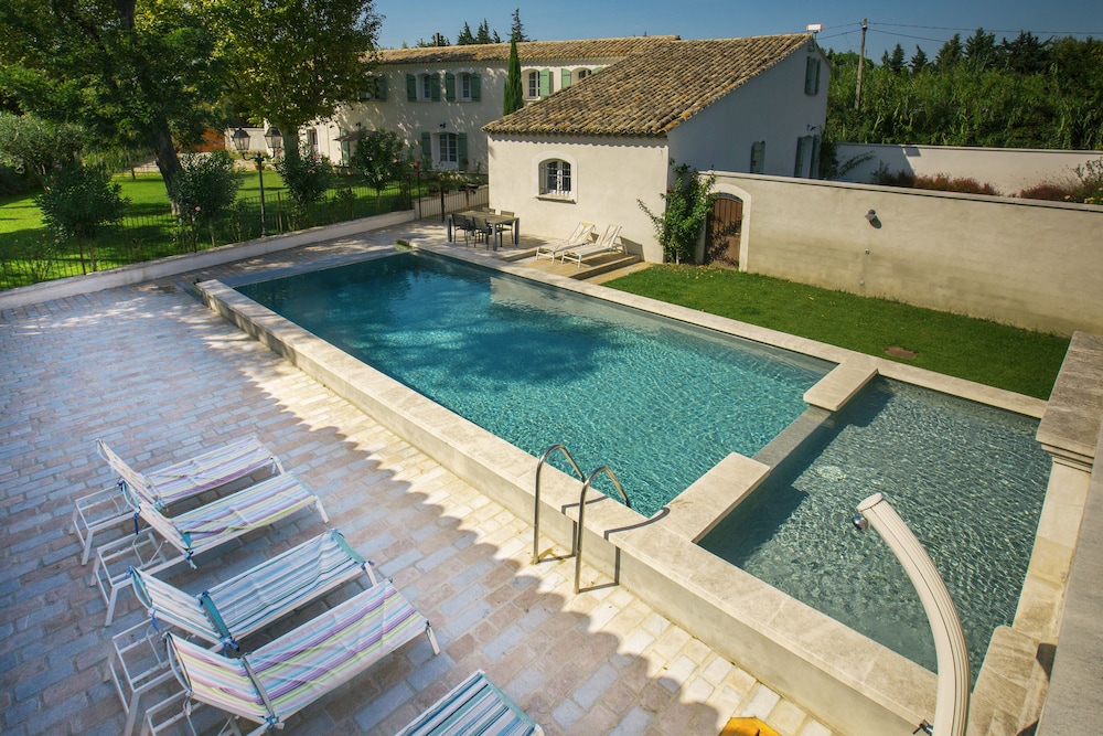 fully renovated farmhouse in Avignon in Provence heated pool 2 min TGV station