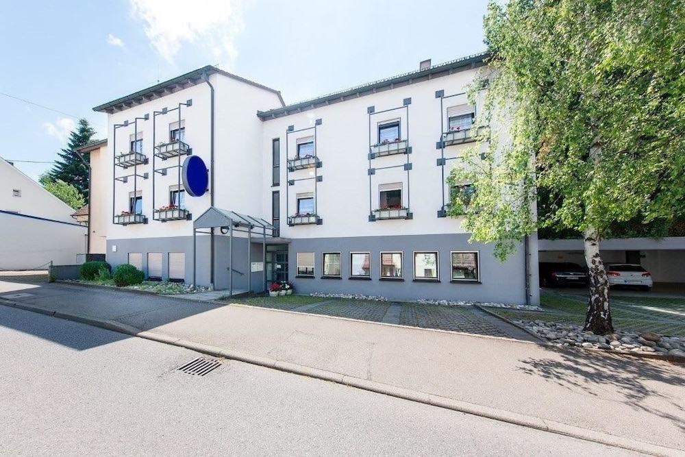 Hotel Sirrah