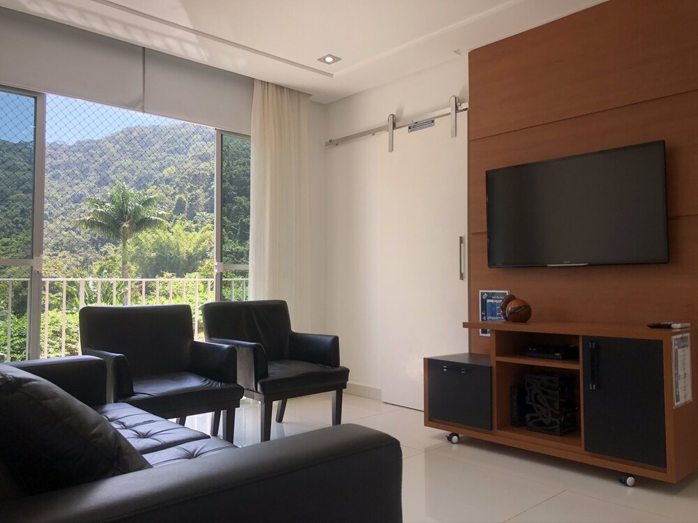 Apto Clean in Guarujá, air-conditioning, cable TV, wi-fi; 200 meters from Enseada