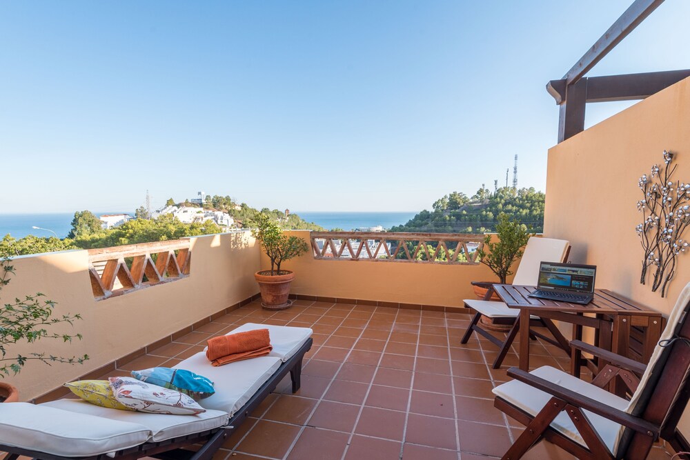 Apartment Dos Cipreses, Malaga East, pool, free wifi, large terrace to the sea