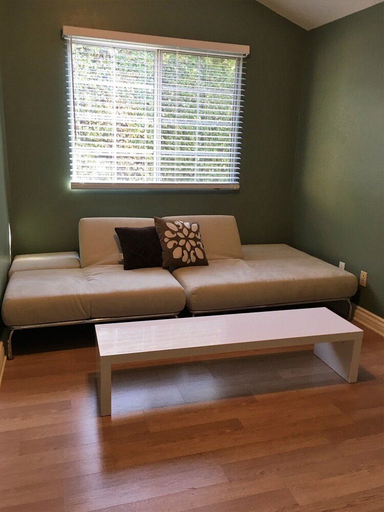 BEAUTIFUL 2 BEDROOM GUEST HOUSE sleeps 6. Close to universal studio/Hollywood
