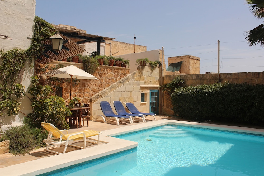Charming, 300 year old traditional Farmhouse with private pool