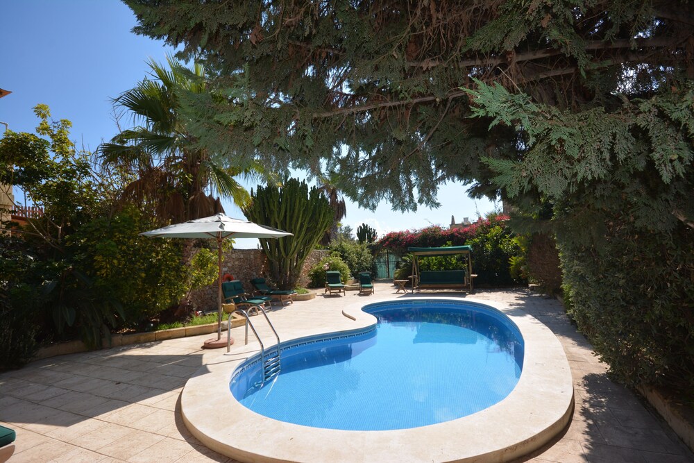 Beautiful 300 year old farmhouse with private pool