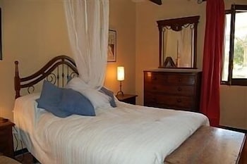 Rustic 19th-century farmhouse in tranquil rural setting near Llafranc and Tamariu