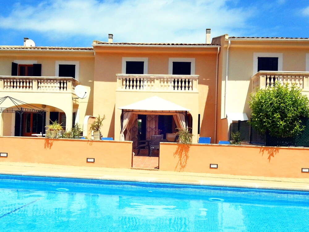 Modern apartment, lovely communal pool, terrace with sunbeds,A/C,BBQ,FREE WIFI