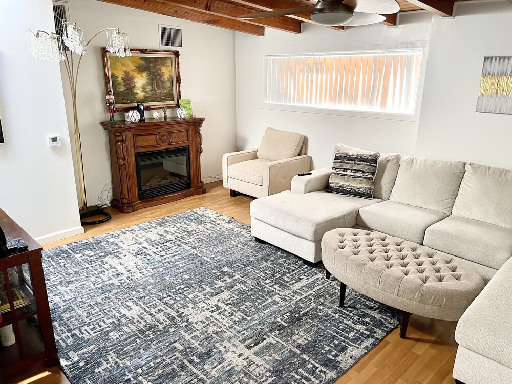 Beautiful 2 Bedroom Condo, Family Friendly, 15min drive to Universal Studios